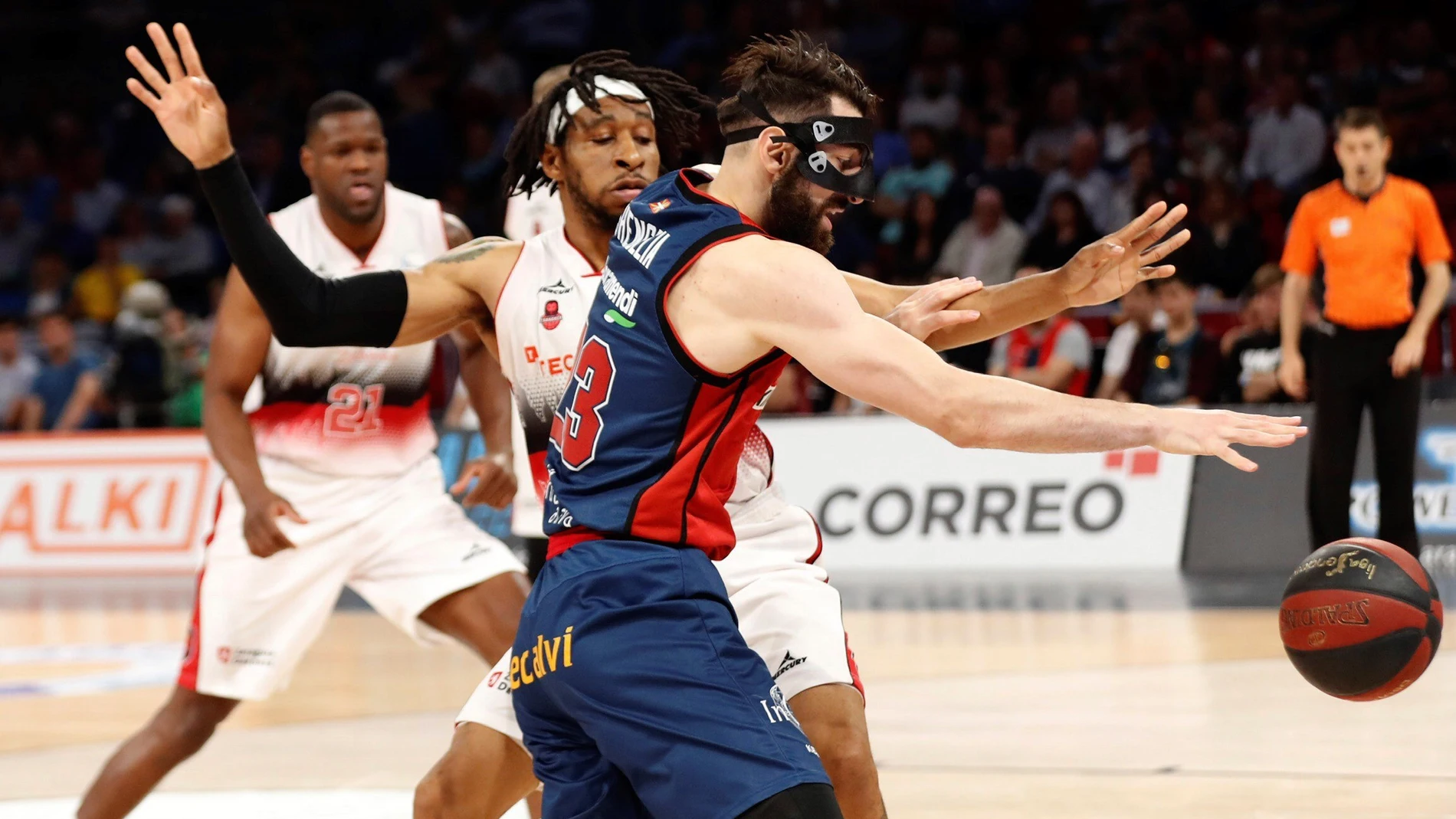 Shengelia intenta avanzar ante la defensa de Stanley Okoye Shengelia intenta avanzar ante la defensa de Stanley Okoye