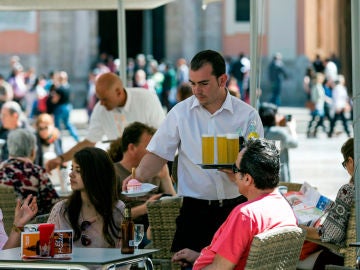 Un camarero sirviendo en una terraza