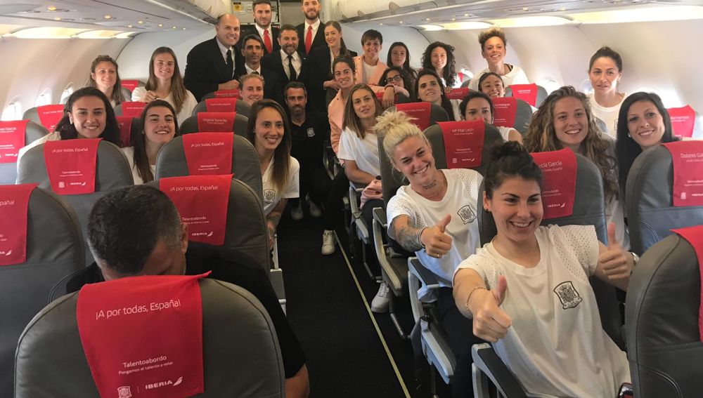 La plantilla de la selección fememina, en el avión camino a Francia