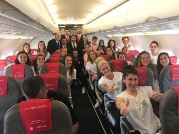 La plantilla de la selección fememina, en el avión camino a Francia