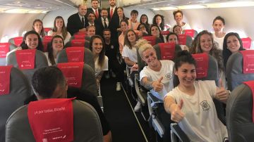 La plantilla de la selección fememina, en el avión camino a Francia
