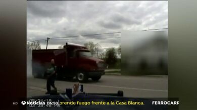 Un policía salva la vida a una niña de dos años que estaba cruzando la carretera con una caja de cartón en la cabeza