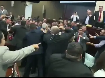 Puñetazos entre diputados en el Parlamento de Honduras Puñetazos entre diputados en el Parlamento de Honduras