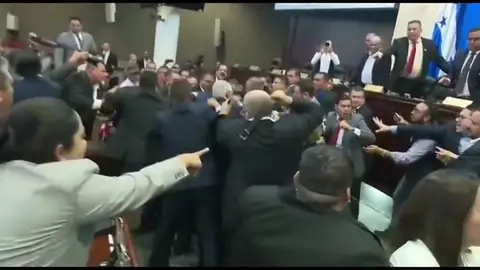 Puñetazos entre diputados en el Parlamento de Honduras Puñetazos entre diputados en el Parlamento de Honduras