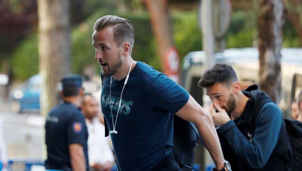 Harry Kane y Lloris llegando al hotel