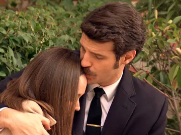 Carlos no se atreve a contarle a Mónica que es su padre Carlos no se atreve a contarle a Mónica que es su padre