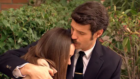 Carlos no se atreve a contarle a Mónica que es su padre Carlos no se atreve a contarle a Mónica que es su padre