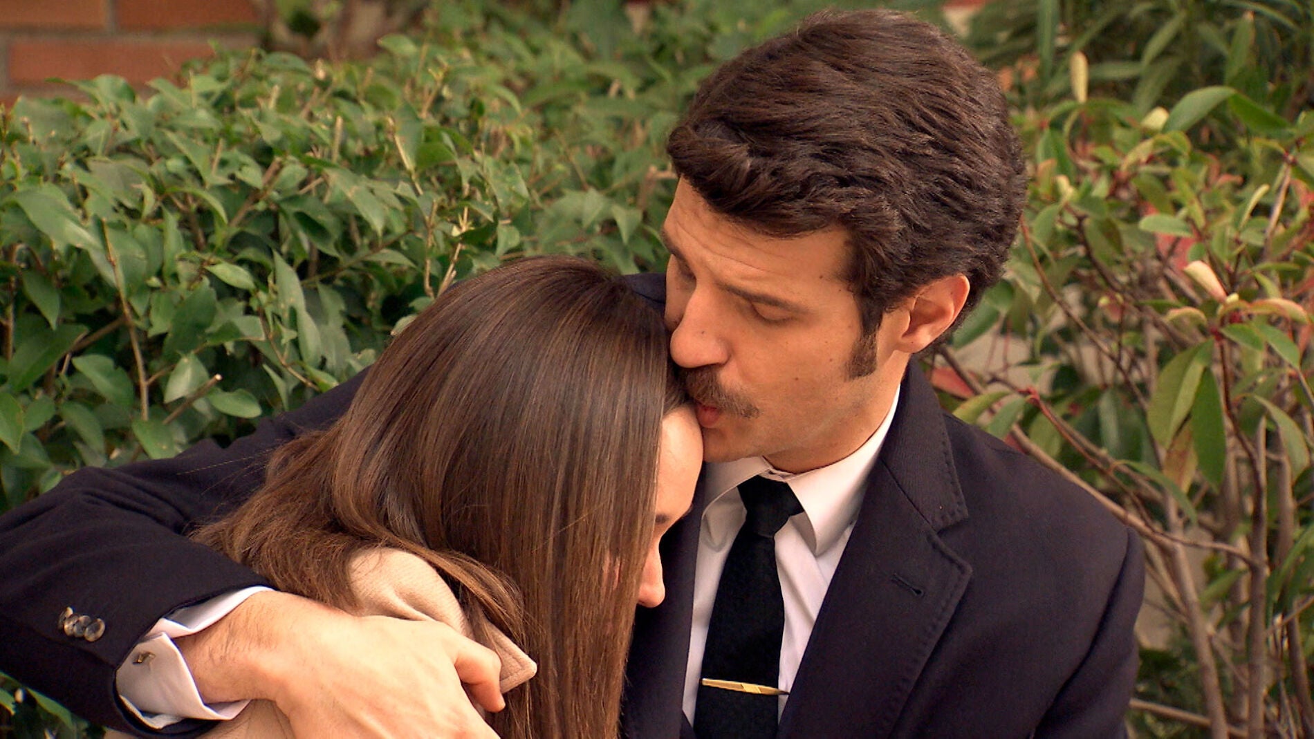 Carlos no se atreve a contarle a M&oacute;nica que es su padre