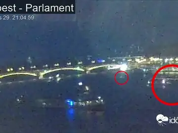 Las cámaras capturan el momento en el que se cree que volcó el barco húngaro en el Danubio Las cámaras capturan el momento en el que se cree que volcó el barco húngaro en el Danubio