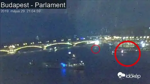 Las cámaras capturan el momento en el que se cree que volcó el barco húngaro en el Danubio Las cámaras capturan el momento en el que se cree que volcó el barco húngaro en el Danubio