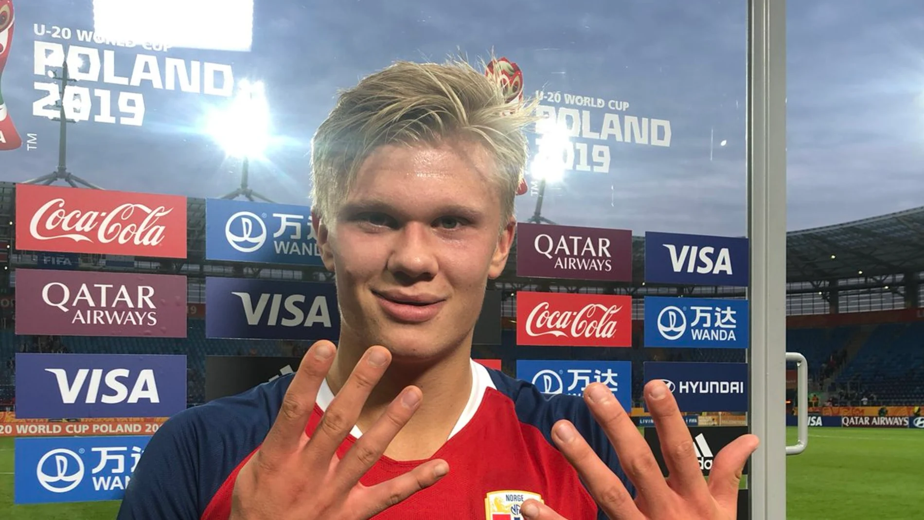 Haaland hace el gesto de '9' por los nueve goles que ha marcado contra Honduras Haaland hace el gesto de '9' por los nueve goles que ha marcado contra Honduras