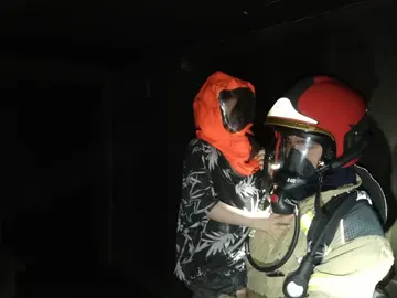Un bombero de Valladolid con uno de los niños evacuados del incendio Un bombero de Valladolid con uno de los niños evacuados del incendio