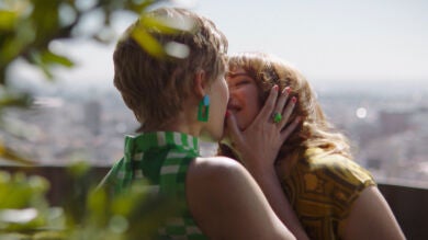 Clara y Fanny se dejan llevar y se dan un apasionado beso