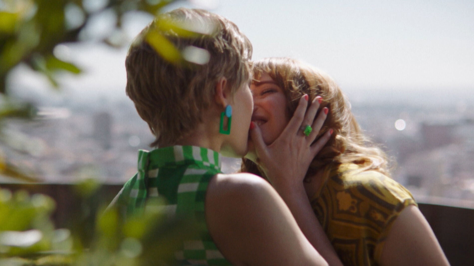 Clara y Fanny se dejan llevar y se dan un apasionado beso