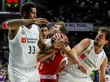 Guillem Jou intenta penetrar ante la defensa del Real Madrid Guillem Jou intenta penetrar ante la defensa del Real Madrid