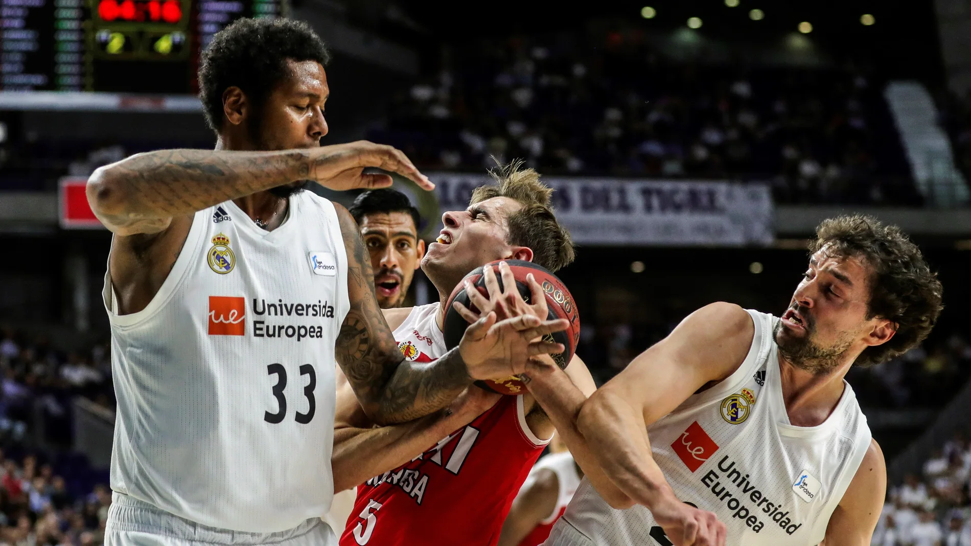 Guillem Jou intenta penetrar ante la defensa del Real Madrid Guillem Jou intenta penetrar ante la defensa del Real Madrid