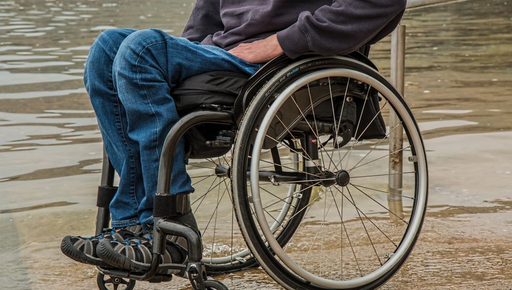 Una persona en silla de ruedas