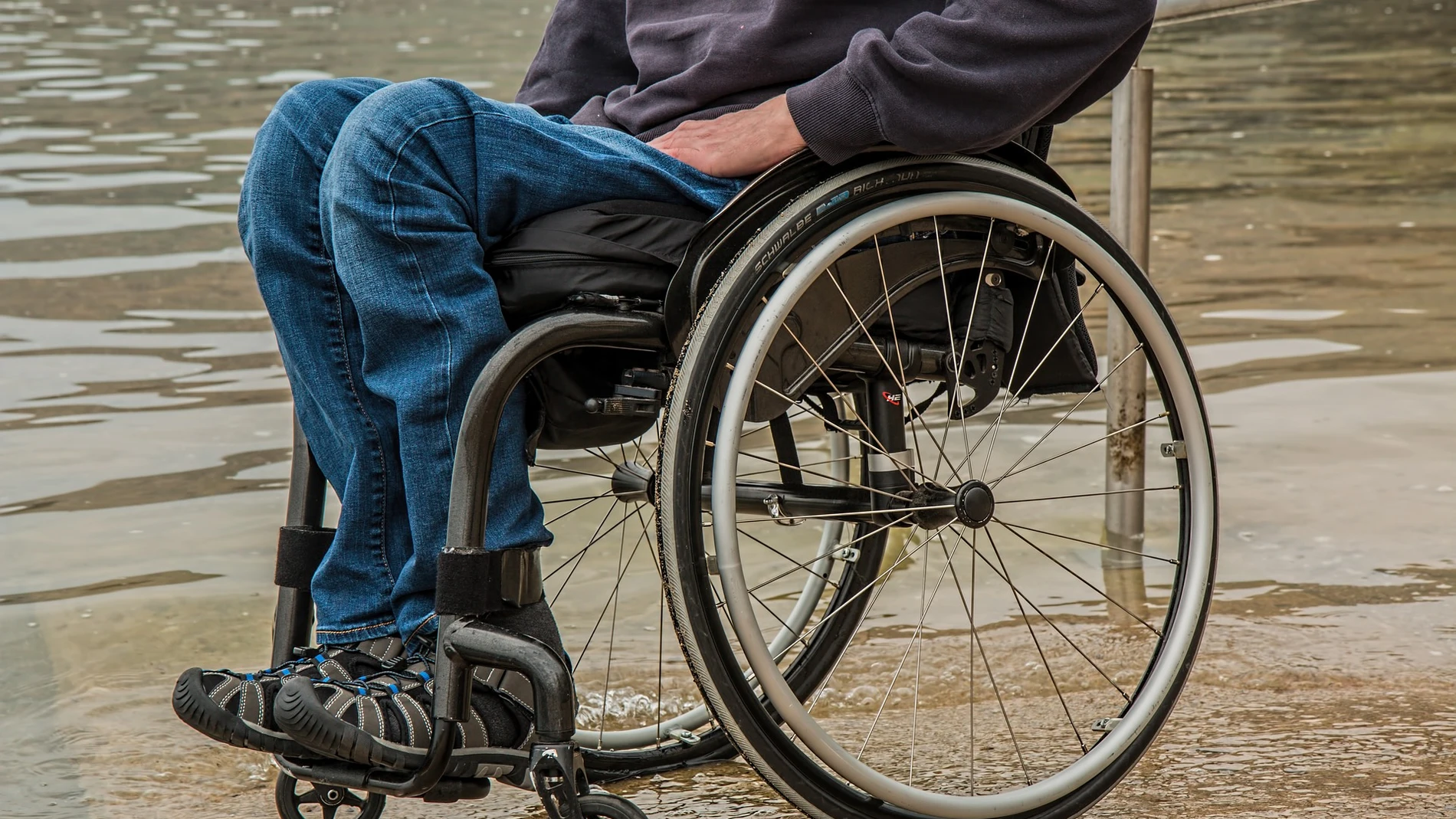 Una persona en silla de ruedas Una persona en silla de ruedas