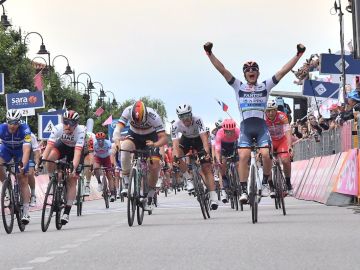 Damiano Cima celebra su victoria en la 18ª etapa del Giro