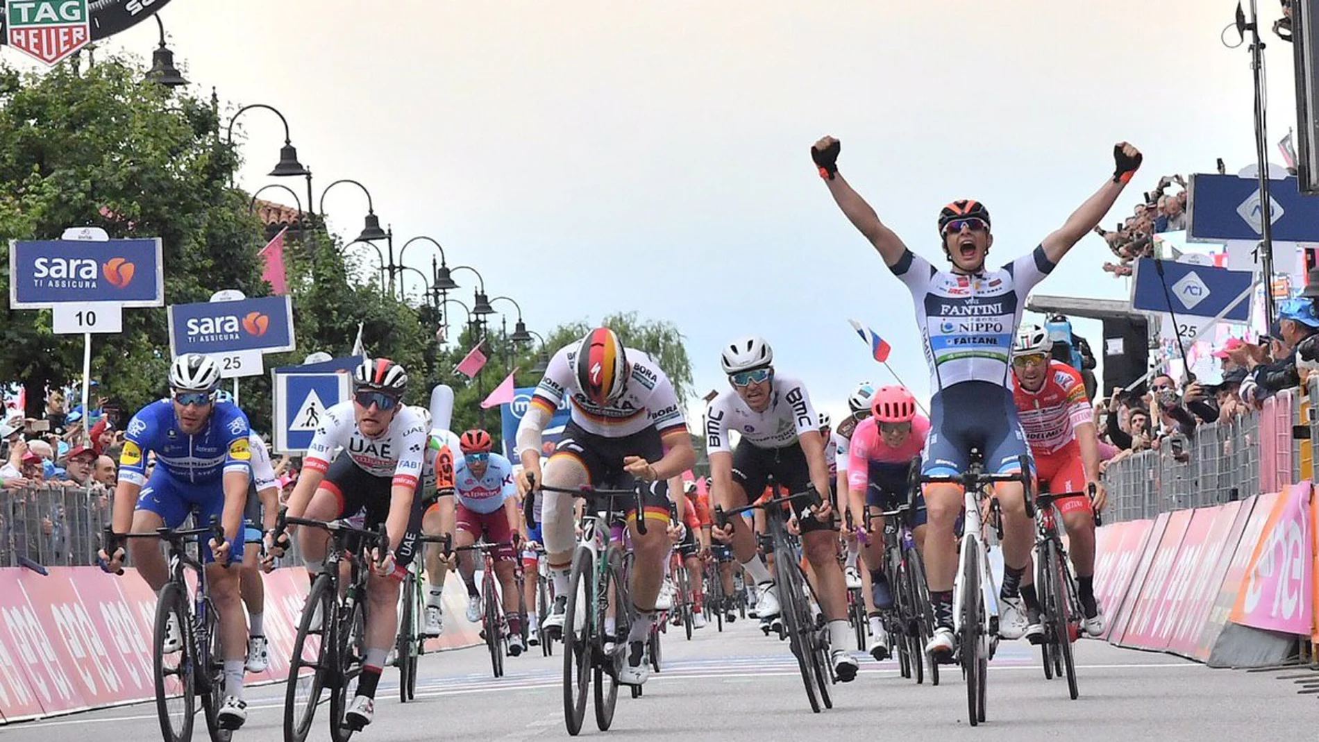 Damiano Cima celebra su victoria en la 18ª etapa del Giro Damiano Cima celebra su victoria en la 18ª etapa del Giro