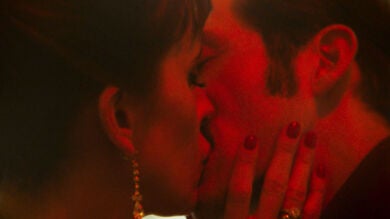 Ángeles besa a Guillermo al revivir su pasado en el Festival de la Canción