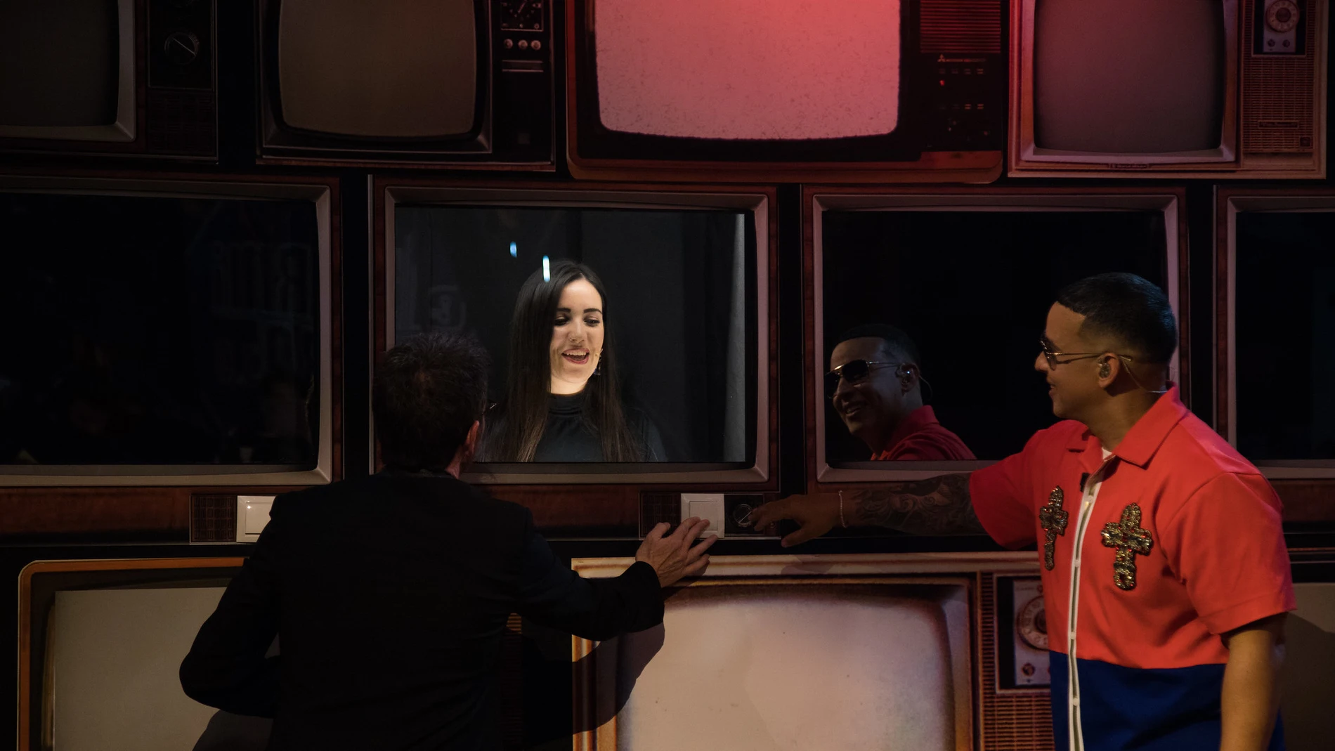 Daddy Yankee alucina con las televisiones cantarinas de 'El Hormiguero 3.0' 