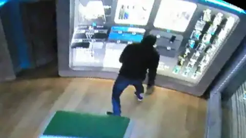 Imagen de los ladrones que entraron en una tienda de Elda Imagen de los ladrones que entraron en una tienda de Elda