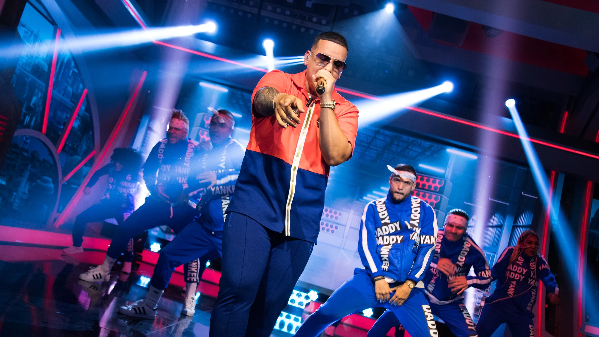 Daddy Yankee llena el plató de 'El Hormiguero 3.0' de ritmo con su single 'Con calma' Daddy Yankee llena el plató de 'El Hormiguero 3.0' de ritmo con su single 'Con calma'