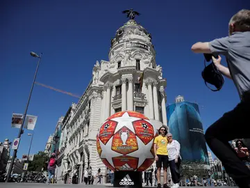 El balón de la final de la Champions, delante del Edificio Metrópolis El balón de la final de la Champions, delante del Edificio Metrópolis