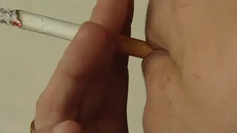 Cataluña prohibirá fumar dentro de los coches y en estadios al aire libre Cataluña prohibirá fumar dentro de los coches y en estadios al aire libre