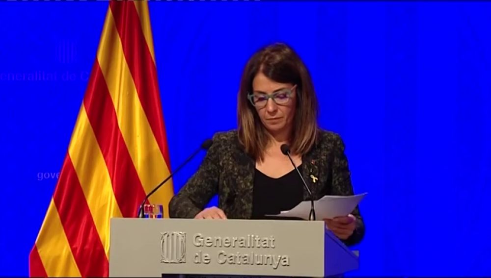 La portavoz del gobierno catalán lee sus respuestas para evitar el bochorno de su última rueda de prensa 