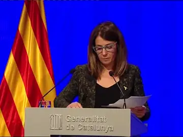 La portavoz del gobierno catalán lee sus respuestas para evitar el bochorno de su última rueda de prensa La portavoz del gobierno catalán lee sus respuestas para evitar el bochorno de su última rueda de prensa