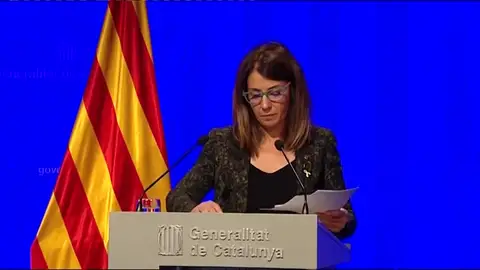 La portavoz del gobierno catalán lee sus respuestas para evitar el bochorno de su última rueda de prensa La portavoz del gobierno catalán lee sus respuestas para evitar el bochorno de su última rueda de prensa