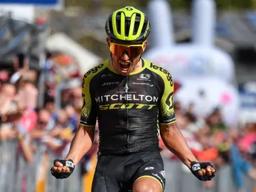 Esteban Chaves celebra la victoria de etapa Esteban Chaves celebra la victoria de etapa