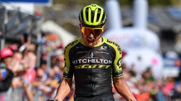 Esteban Chaves celebra la victoria de etapa