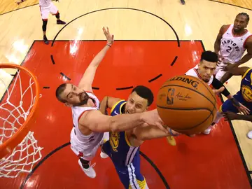 Marc Gasol intenta taponar a Stephen Curry Marc Gasol intenta taponar a Stephen Curry