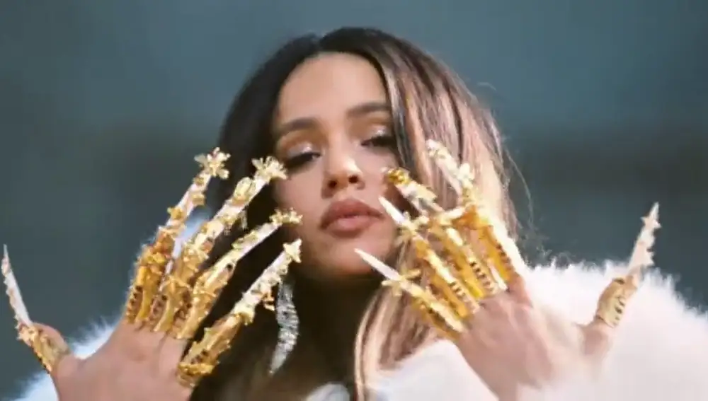 'Aute Couture': las uñas postizas de Juan Alvear protagonizan el último videoclip de Rosalía