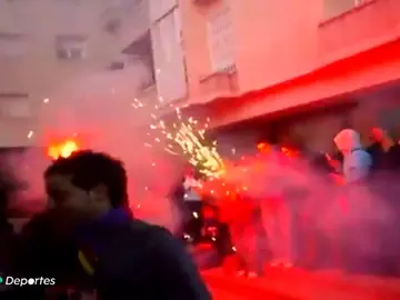 Los vecinos se rebelan y cierran el cuartel general de los boixos nois: "Se orinan por todos los lados" Los vecinos se rebelan y cierran el cuartel general de los boixos nois: "Se orinan por todos los lados"