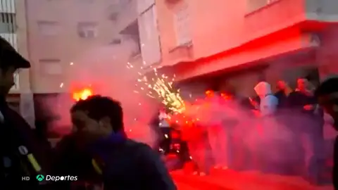 Los vecinos se rebelan y cierran el cuartel general de los boixos nois: "Se orinan por todos los lados" Los vecinos se rebelan y cierran el cuartel general de los boixos nois: "Se orinan por todos los lados"