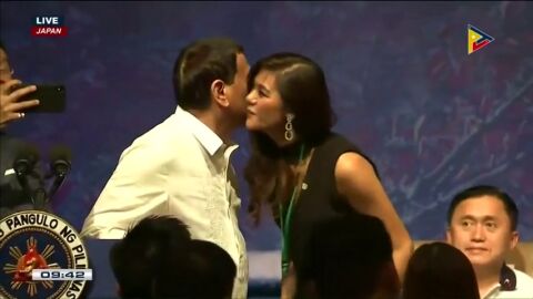 Duterte pide a cuatro mujeres que le den un beso durante un acto en Tokio
