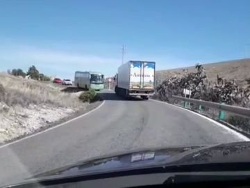 Una carretera de apenas cinco metros en Paterna ocasiona problemas de circulación