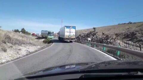 Una carretera de apenas cinco metros en Paterna ocasiona problemas de circulaci&oacute;n