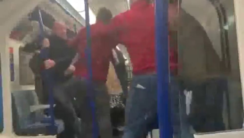 Brutal pelea entre seguidores del Arsenal en el metro de Londres
