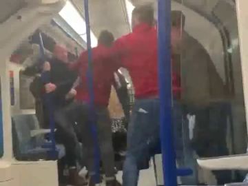 Brutal pelea entre seguidores del Arsenal en el metro de Londres