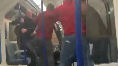Brutal pelea entre seguidores del Arsenal en el metro de Londres Brutal pelea entre seguidores del Arsenal en el metro de Londres