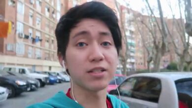 Destierro tecnológico: prohíben utilizar Youtube al joven que humilló a un mendigo ofreciéndole galletas rellenas de pasta de dientes