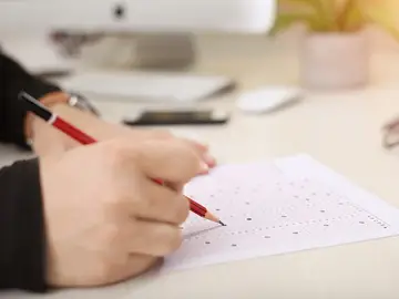 Imagen de archivo de un niño haciendo un examen. Imagen de archivo de un niño haciendo un examen.