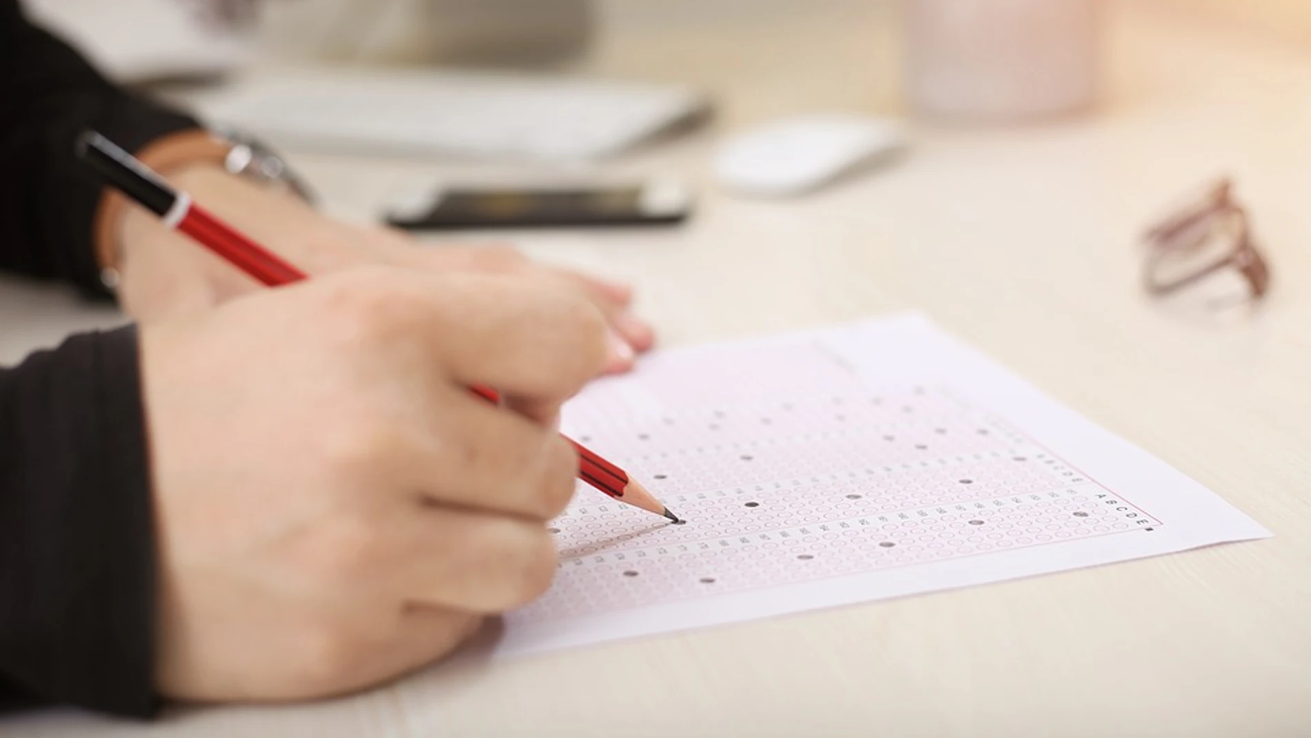 Imagen de archivo de un niño haciendo un examen. Imagen de archivo de un niño haciendo un examen.