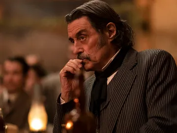 Ian McShane en 'Deadwood: La Película' Ian McShane en 'Deadwood: La Película'