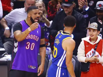 Drake increpa a Curry durante las Finales Drake increpa a Curry durante las Finales